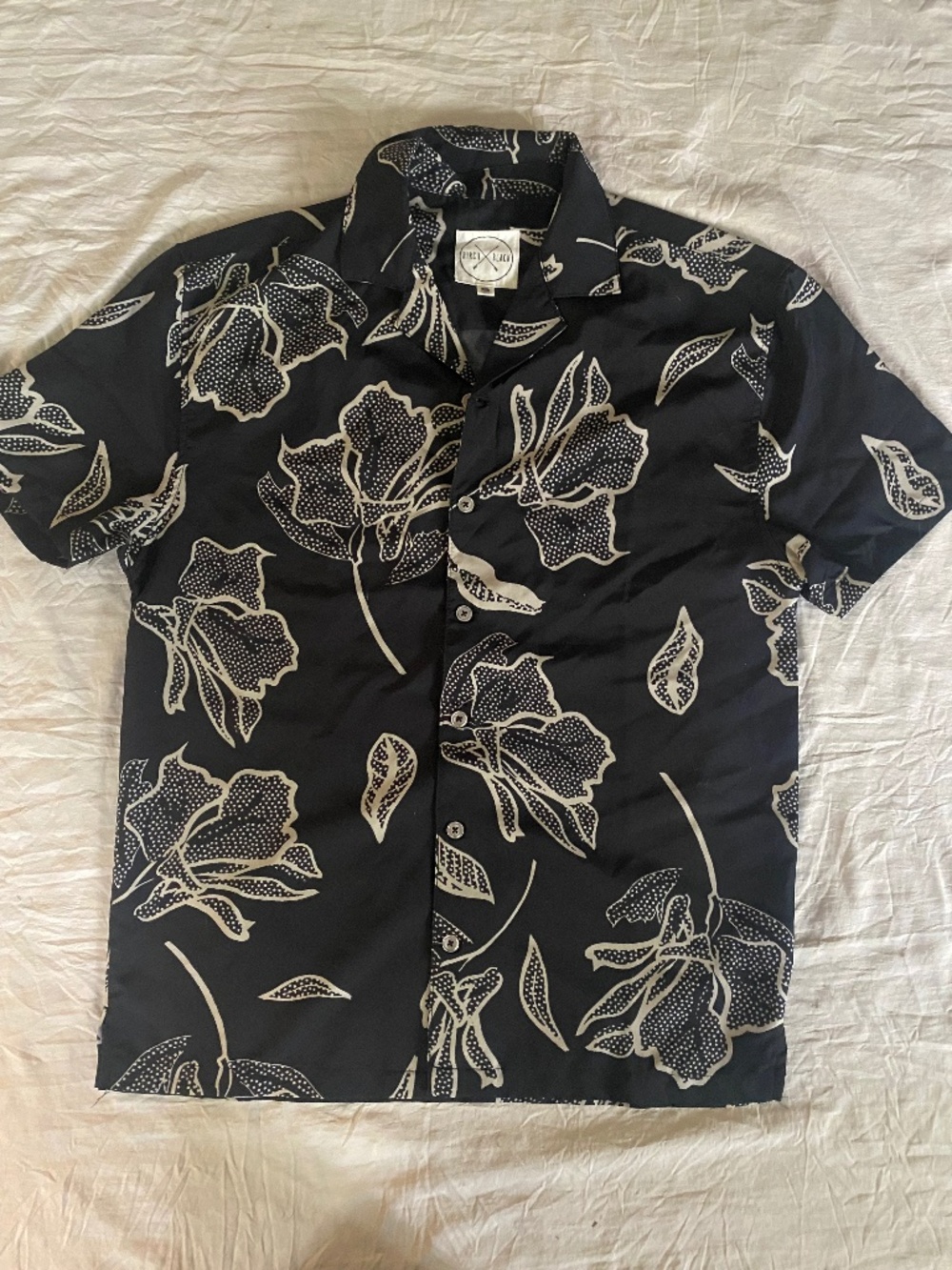 Men’s Hawaiian t shirt, size S, button down